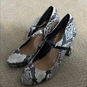 Snakeskin Patterned Women's Shoes chunky heels with strap size 9